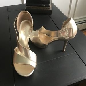 (2* for $30) Le Chateau Gold pumps with Rinestone buckles - Size 5 1/2